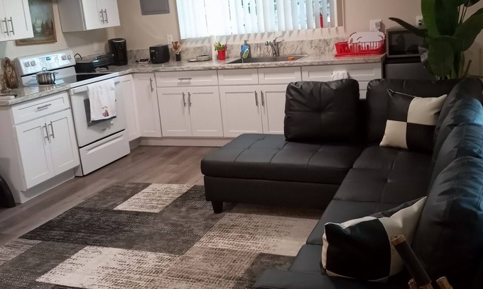 Tower District Apartment | Private room nice neighborhood
