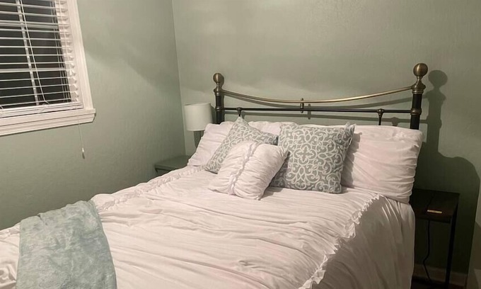 Auburn House | Private Room - Queen Bed, shared bathroom, spa, kitchen and living room