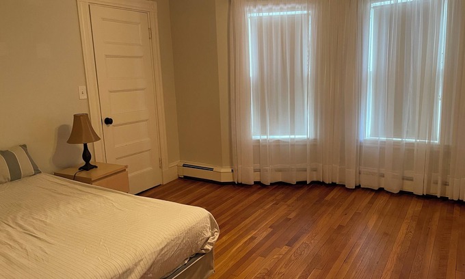 Everett House | Private room/shared 2 bathroom/full equipped kitchen/Free Parking/Close to T
