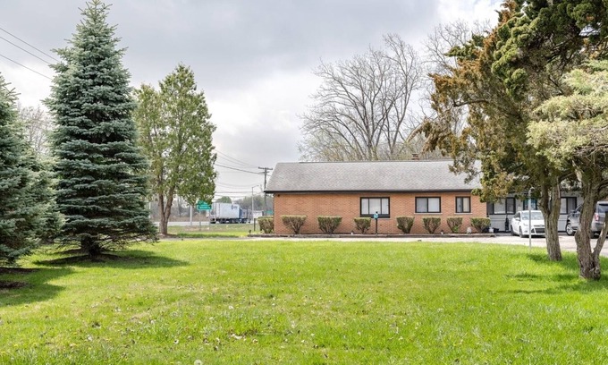 Riverview Apartment | Private Room w/Bath & Kitchen Access in Brownstown