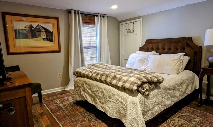 Buena Vista Hotel | Private room with a queen bed at The Town House Inn