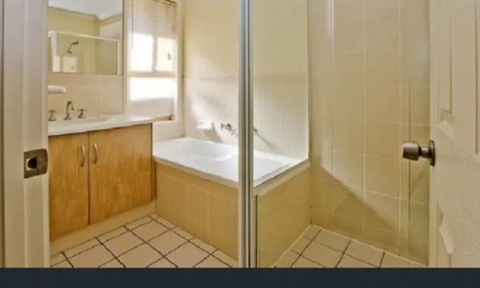 Paradise House | Private room with ensuite bathroom