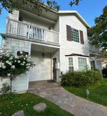Burbank House | Private room with private bathroom - Mini Mansion