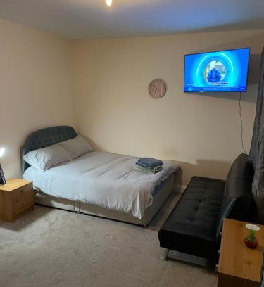 Milton Keynes Bed & Breakfast | Private Rooms In A Cheerful 4-Bedroom Town House