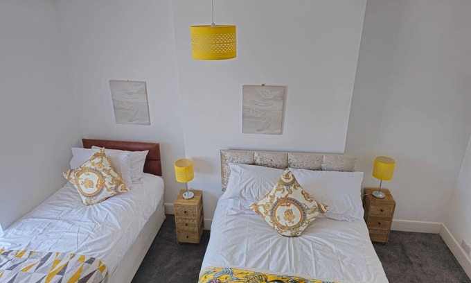 Aylesbury House | PRIVATE ROOMs In TOWN CENTRE FREE PARKING WIFI AND PATIO WITH AA STAY LTD