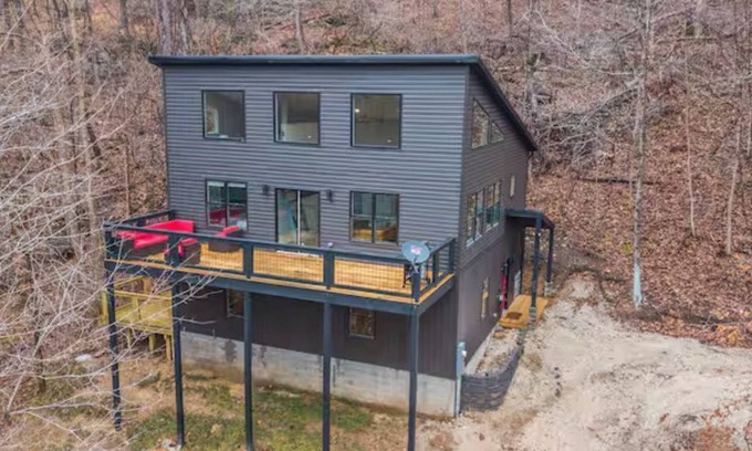 Stanton Cabin | Private RRG Retreat w/Hot Tub & Game Room