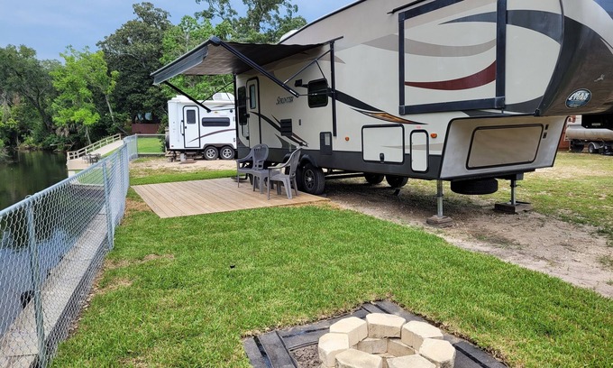 Wright House | Private Rustic Creekside RV+15 Min drive to Beach Fenced Parking Lot