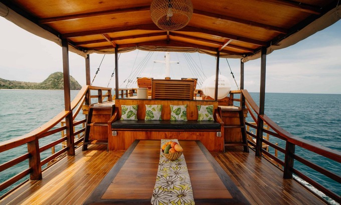 Labuan Bajo Boat Rental | Private Sailling Komodo Cruise Overnight Charter