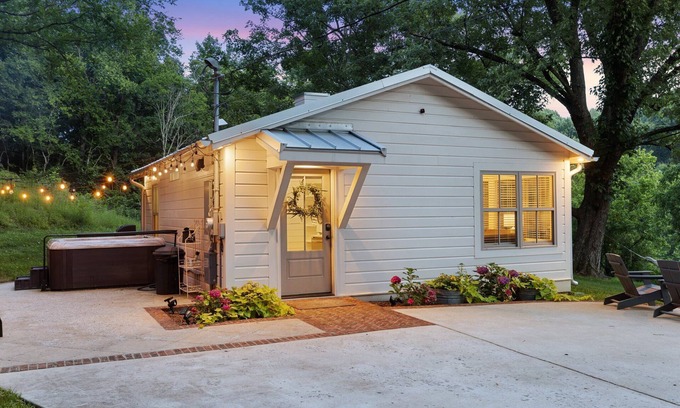 Thompson's Station Cottage | *PRIVATE*Sanitized Cottage w/HOT TUB *1 acre*sleeps 4