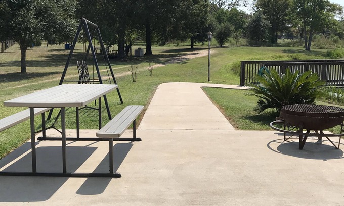 Waller House | PRIVATE-SECLUDED-Shooting range & fishing-1200 sq' house on 10acres w/pond WIFI