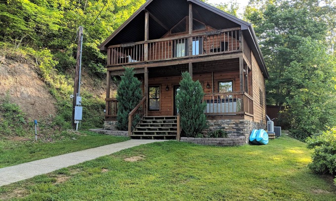 Louisa Cabin | Private & Secluded Yatesville Lake Cabin Rental, Lakeview, Wifi, Kayaks, Arcade!