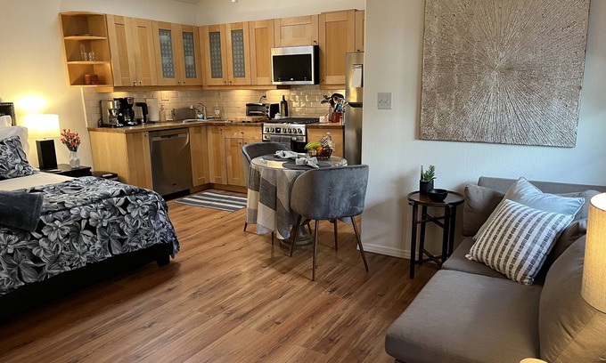 Toluca Lake Cottage | Private, secure guest cottage w/garden close to Universal City.