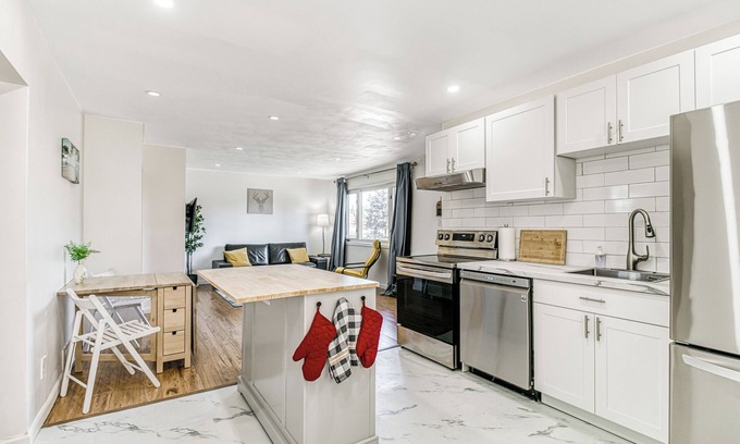 Sudbury House | Private Single Unit Detached House - 5 mins to Shopping Mall