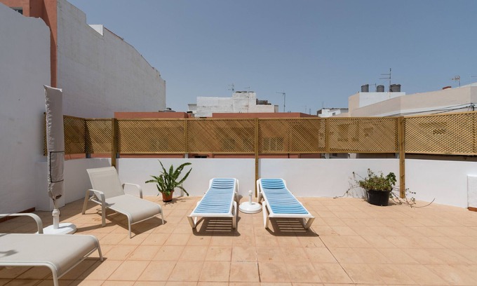 Vecindario House | Private Solarium - 2BR House Near the Airport