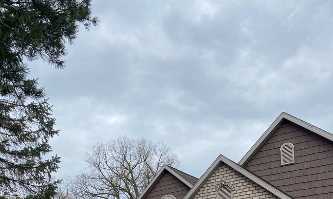Neenah House | Private, spacious home, minutes from EAA