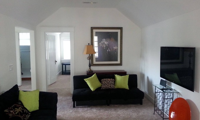 Hillsboro West End House | Private, Spacious Upstairs House In Vanderbilt/Hillsboro Village Neighborhood
