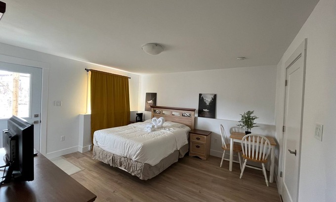 Halifax Bed & Breakfast | Private stay at Halifax (Private entrance)