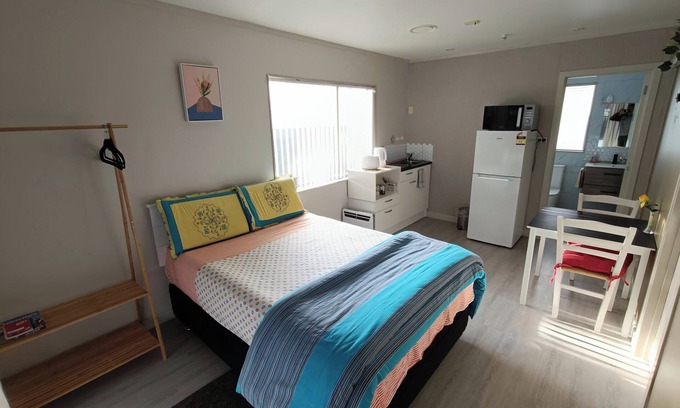 Auckland Apartment | Private Studio with self check-in, Ensuite, Kitchenette and WiFi