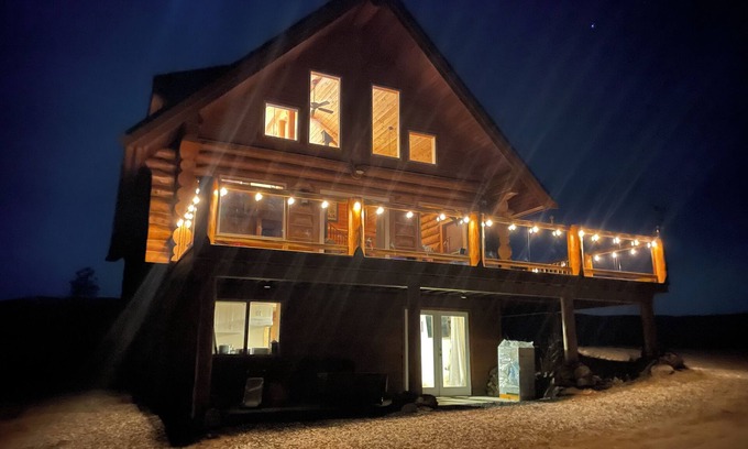 Kamloops Cabin | Private suite in a beautiful log home with stunning lake/mountain/desert views