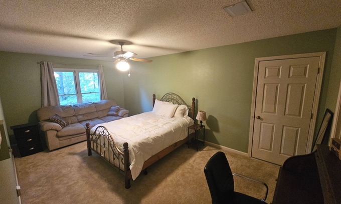 Lakeland Bed & Breakfast | Private Suite on Wooded Lot – Near Memphis & Blue Oval City