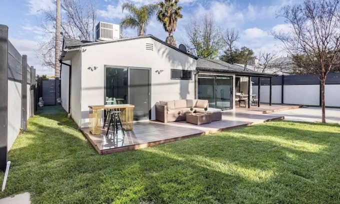 Tarzana House | Private suite, remodeled, private entrance minutes to all beaches.
