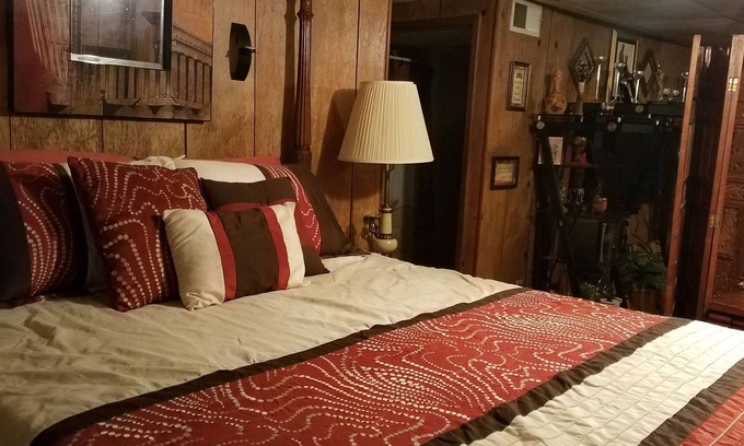 Ashley Oaks House | Private Suite ❤ with Hot Tub & cabin features for a couples retreat in the city!