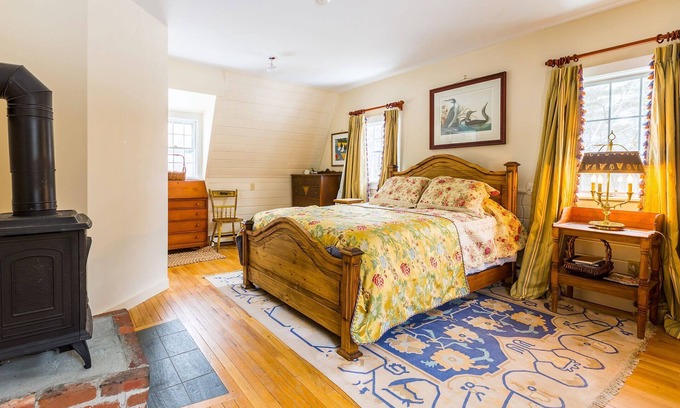 Londonderry House | Private Tavern, Hot Tub, 8-Fireplaces, Spa Baths, Fire Pit, Baths Ensuite - Shop or Ski!