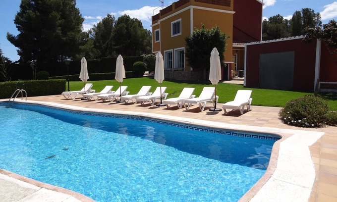 Cubelles Villa | Private Tennis-Voleyball-Basketball, Heated Pool, Sauna with Aromatherapy