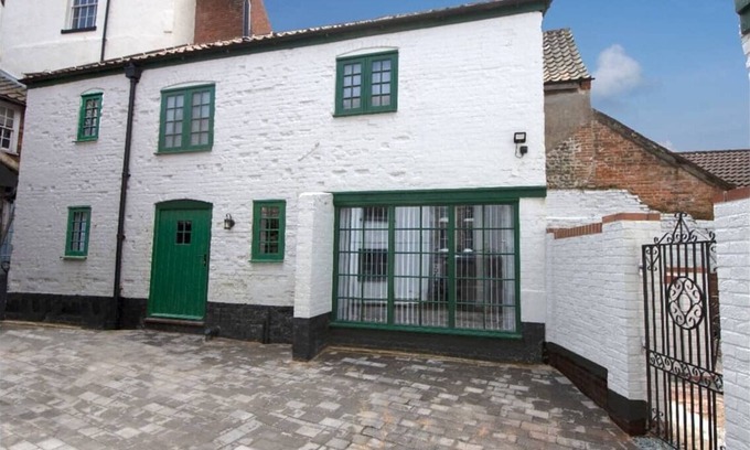 North Walsham House | Private Town Centre Barn Full of original charm. Pet friendly!