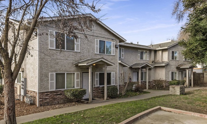 Chico House | Private Townhome Conveniently Located Near Chico State