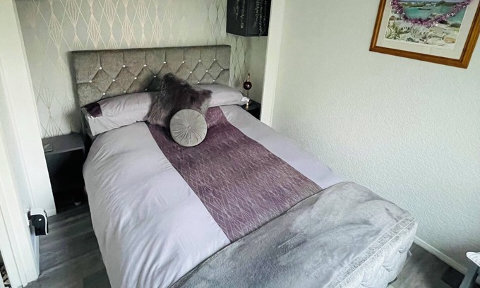 Farnham Cabin | Private Tranquil One Bedroom Lodge With Parking and Outdoor Space. Pet Friendly!