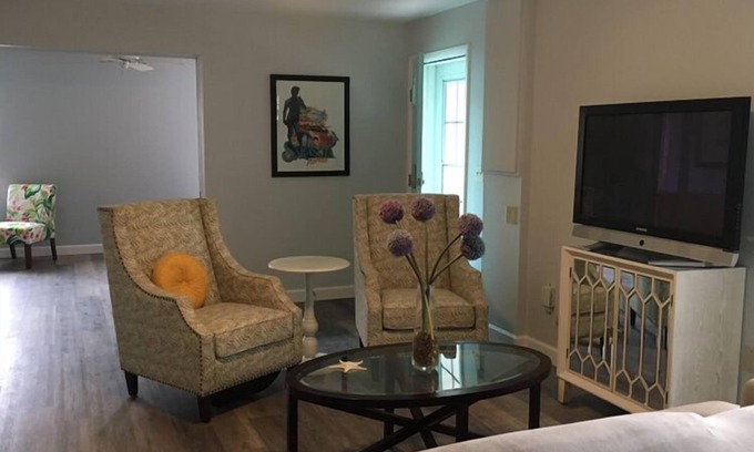 South Gate Ridge Apartment | Private Updated Mother In Law Apartment with Fenced Yard 4 miles from Siesta Key