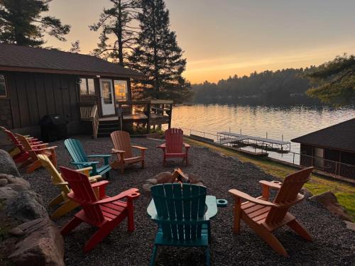 Hayward House | Private 6-Bdrm Lodge on 1000ft Sandy Lakeshore
