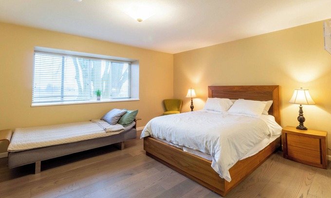 Shaughnessy House | Private very bright room E on the top floor with ensuite bathroom , air con.