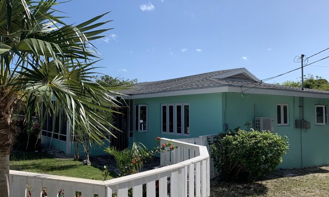 George Town House | Private Villa, 2 minutes from the beach, 4 minutes to Georgetown
