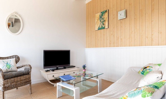 Loupiac House | Private Villa with WIFI, private pool, A/C, TV, terrace, pets allowed, panoramic view, parking