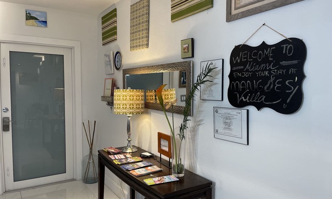 Golden Glades House | "Private Villa with 4 Bed + Hot Tub + Deck +Patio"