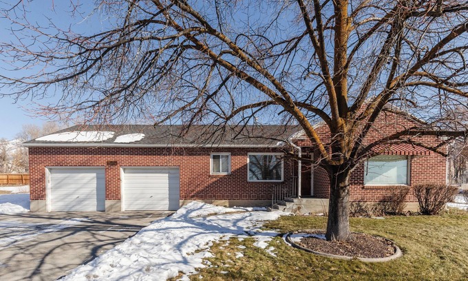 North Logan House | Private Vintage Home, 2Bd/1Ba, Near USU, Entire Property 1/3 Acre, 3 King Beds