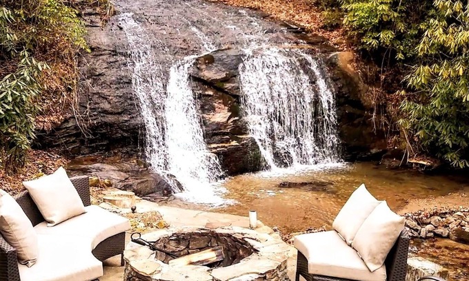 Franklin Cabin | ★ Private Waterfall Retreat - 3bd 2ba Cabin★