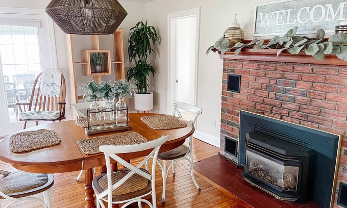 Leamington Cottage | Private Waterfront Belle Point Shores Cottages