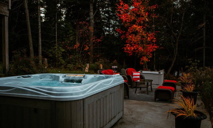 Magnetawan Cottage | Private Waterfront Cottage w/Large Dock & Hot Tub