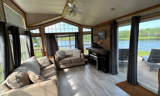 Pirogue Apartment | Private Waterfront Getaway
