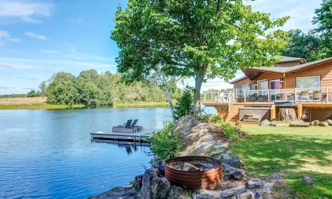 Lyndhurst House | Private waterfront cottage - hot tub & kayaks!