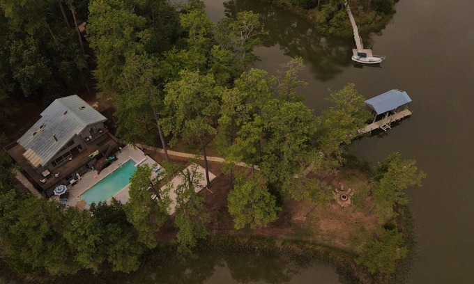 Ware House | Private Waterfront Retreat