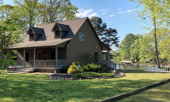 Reedville House | Private, Waterfront, Ultra-clean, Pet friendly, Kayaks, Canoe, Firepit, more!