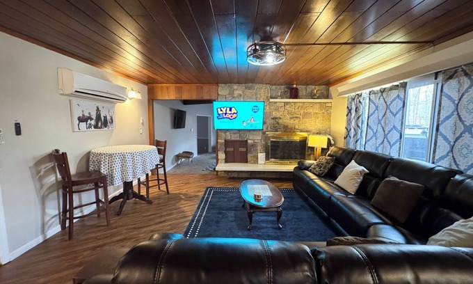 Lake Harmony Estates House | Private Wooded 1 Acre, Hot Tub, Pool Table, Game Room, Near Slopes