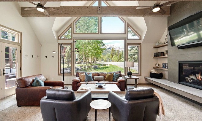 Warrior's Mark West House | ⭐️ PrivateHome w/Hot Tub, Stunning Views, Family & Pet Friendly FreeWntr Shuttle