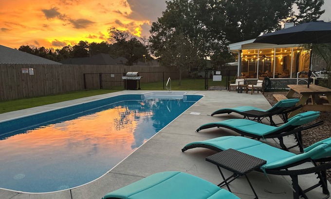 Pensacola House | PrivatePool - GameRm - 2KingBeds ~ 8min to beach - BlueAngelPractice ViewingArea
