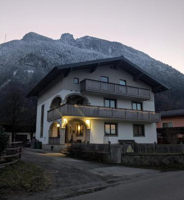 Golling an der Salzach Apartment | Privatzimmer und Küche mit Balkon und Ausblick