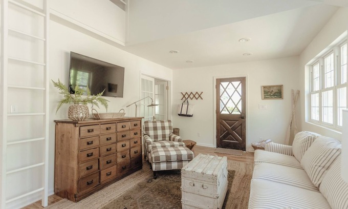 Lakeside House | Pro Designer Cottage, 4/10 Mile to New Circle Beach